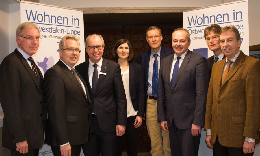 Stellten gemeinsam den 2. Regionalen Wohnungsmarktbericht 2017 im Paderborner Kreishaus vor – (von links nach rechts) Norbert Metzger, Wohnungsbauförderung und Wohnungsaufsicht, Stadt Bielefeld, Jürgen Müller, Landrat des Kreises Herford, Manfred Müller, Landrat des Kreises Paderborn, Christine Simou, Bauverwaltung/Wohnungsbauförderung, Kreis Lippe, Sven-Georg Adenauer, Landrat des Kreises Gütersloh, Dr. Ralf Niermann, Landrat des Kreises Minden-Lübbecke, Hubert Robrecht, Amt für Bauen und Wohnen, Kreis Paderborn, Friedhelm Spieker, Landrat des Kreises Höxter (© Foto: Amt für Presse- und Öffentlichkeitsarbeit des Kreises Paderborn, Anna-Sophie Schindler)